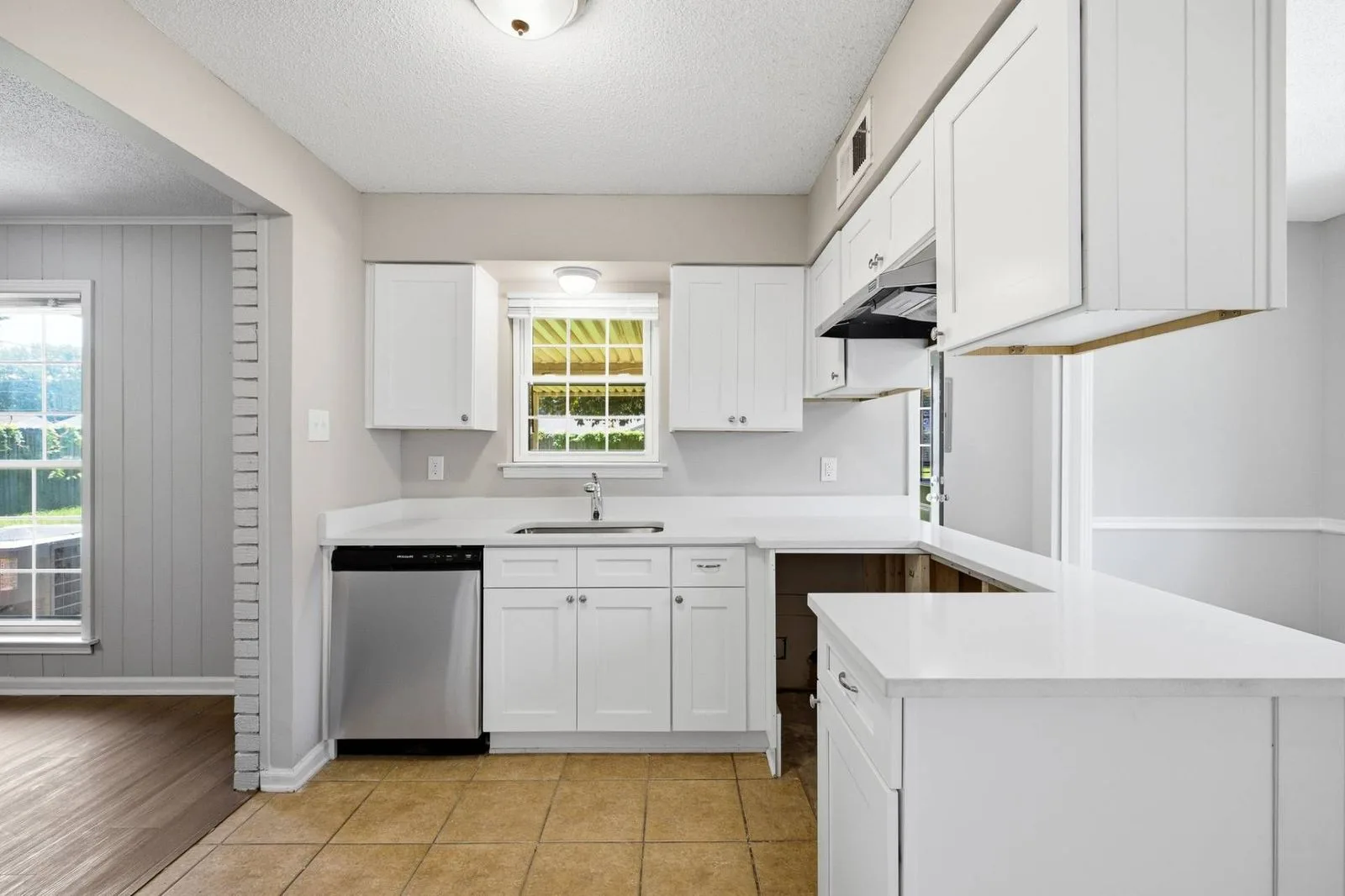 3235_Dorchester_St-12