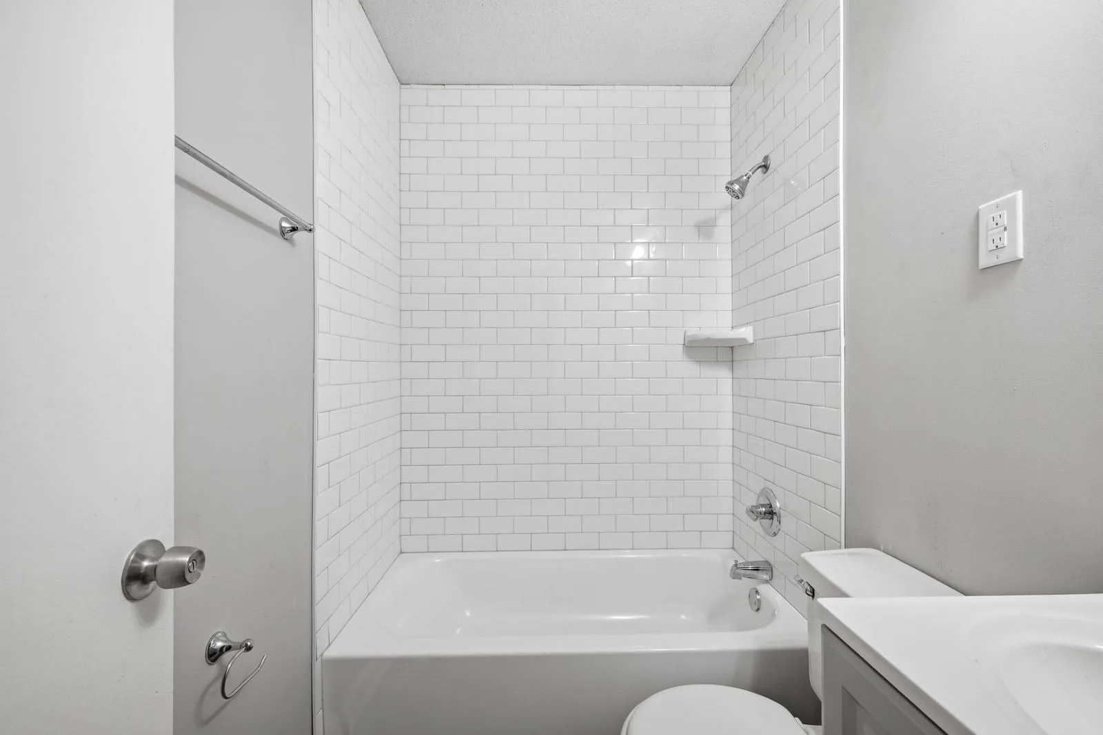 3235_Dorchester_St-22