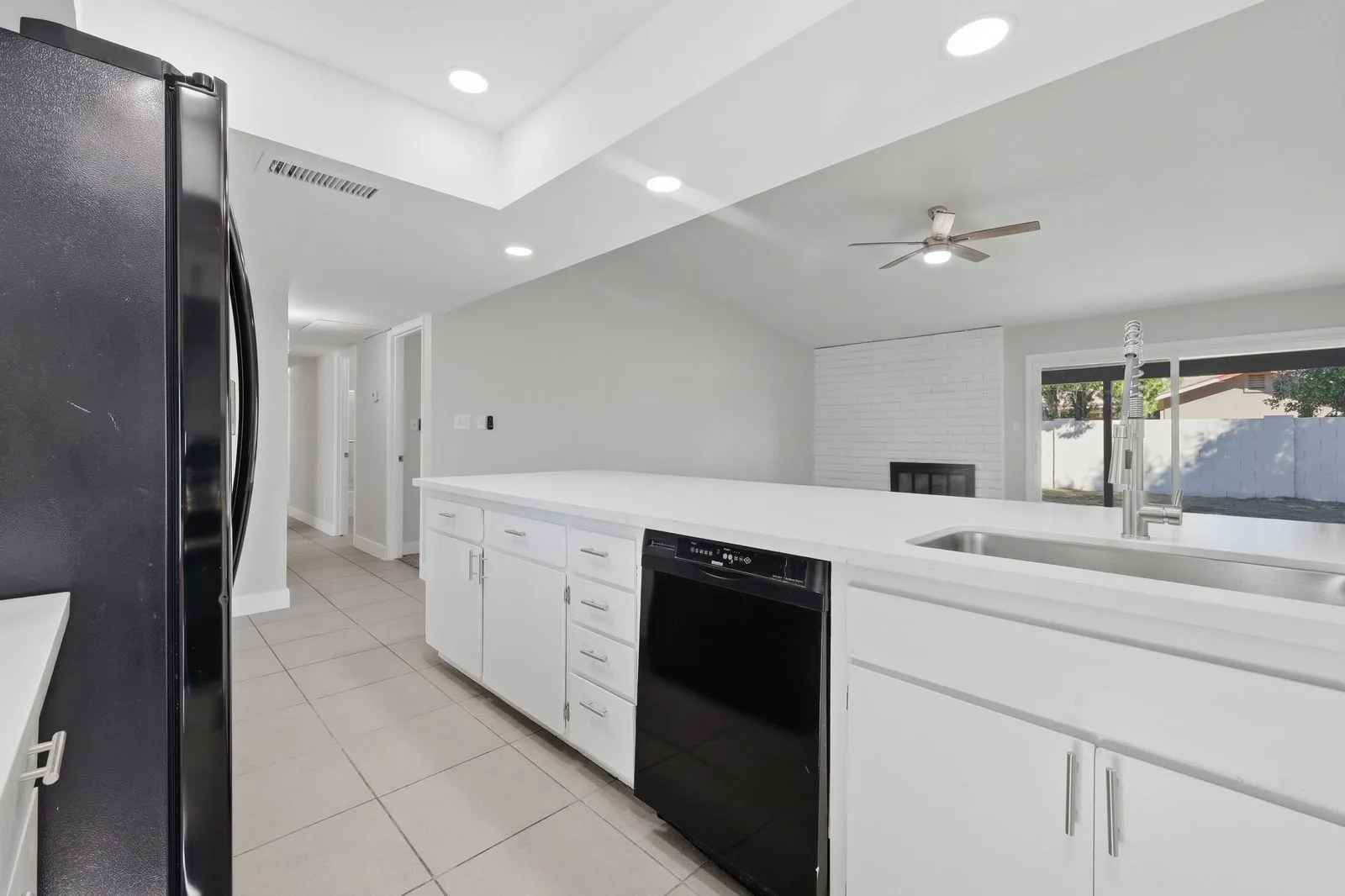 010 — 6420 W College Dr, Phoenix, AZ 85033