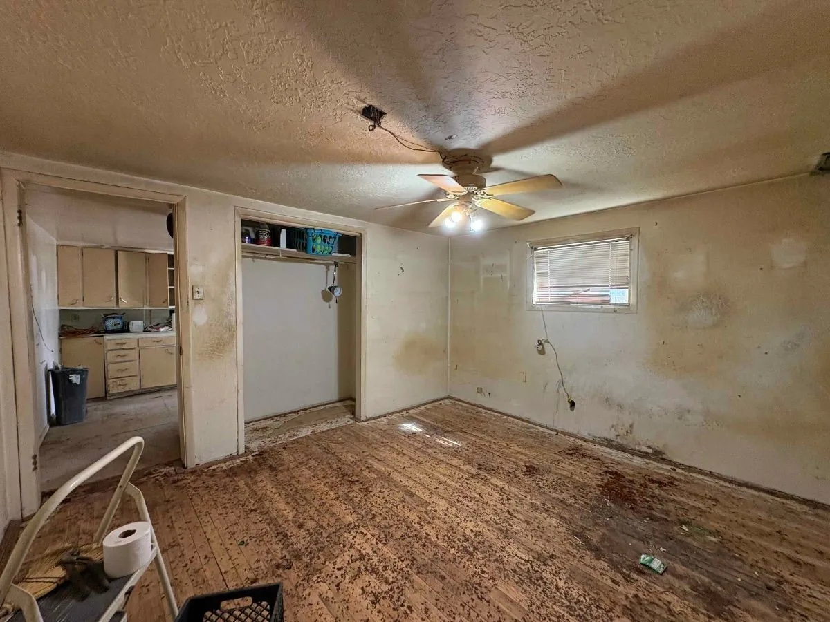 33c13554-2d08-f5b1-84f6-76ba41394dd8 — 244 Atrisco Dr SW, A, Albuquerque, NM 87105