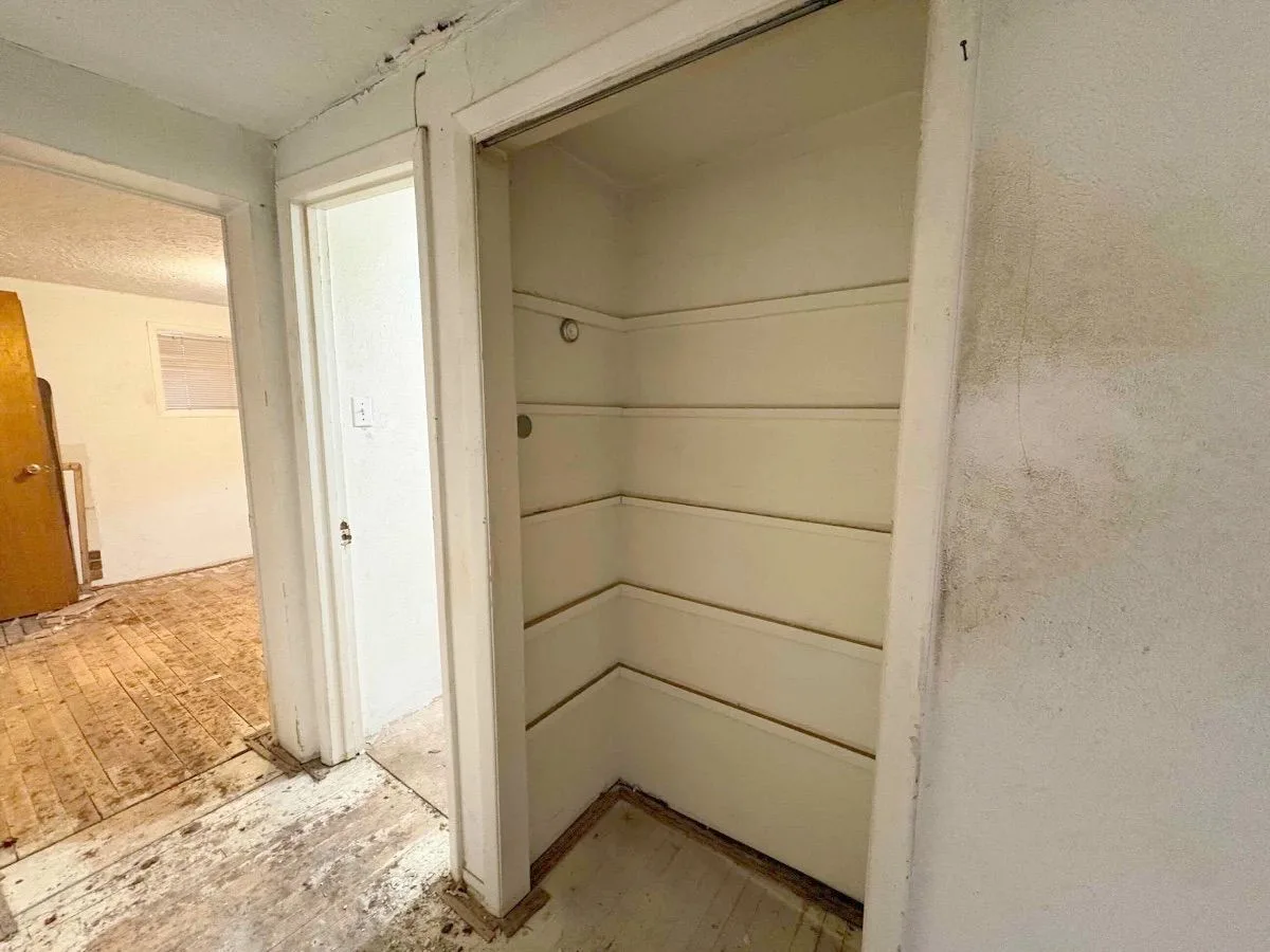 2b3594ae-6f18-a92d-d349-69ca9488e985 — 244 Atrisco Dr SW, A, Albuquerque, NM 87105