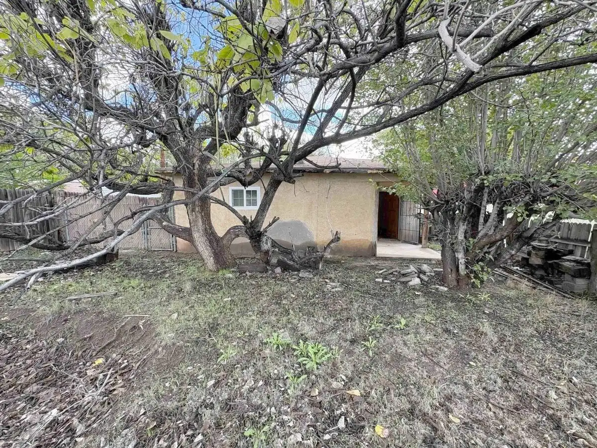 6327d8aa-a0ce-3799-793c-ac8c844c6ef9 — 244 Atrisco Dr SW, A, Albuquerque, NM 87105