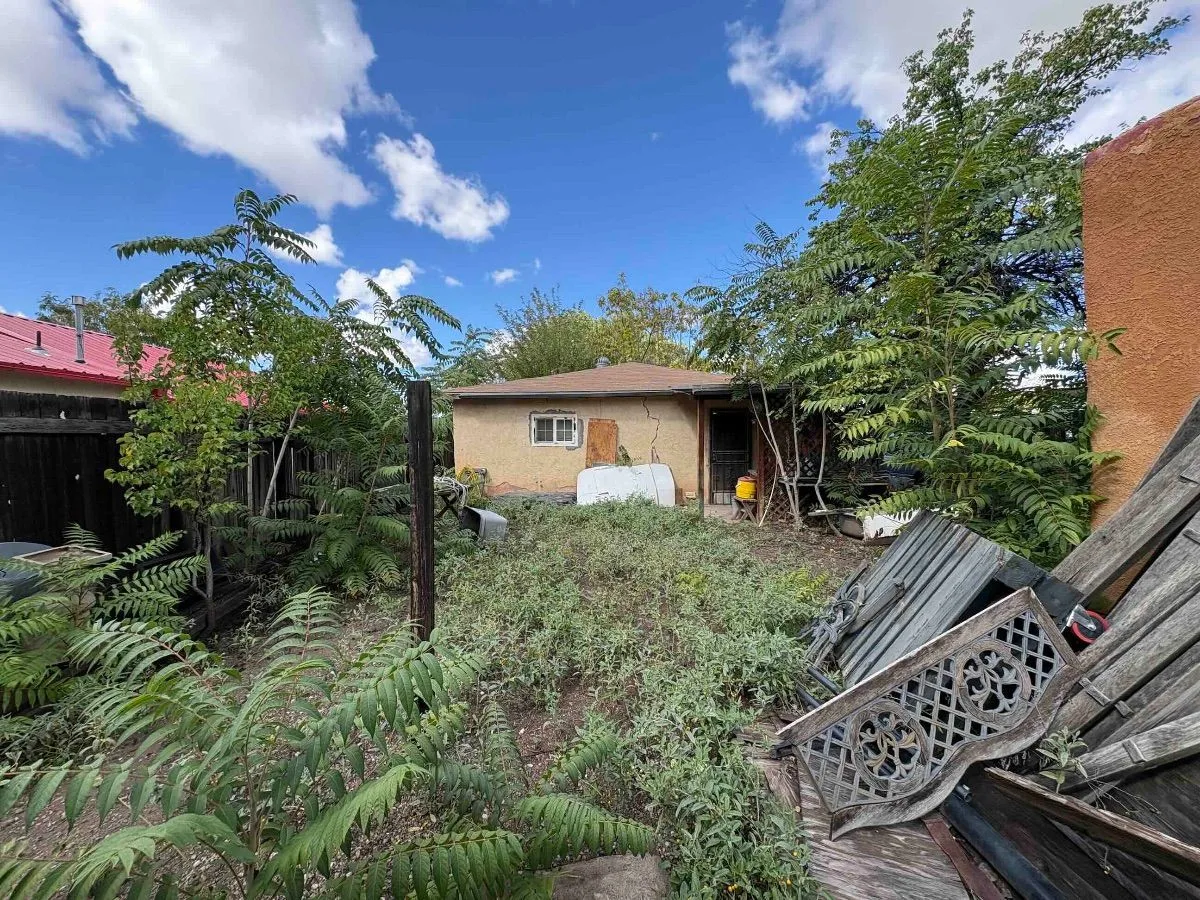 7b6119d6-c9fc-a87b-13a0-8e865c9773b5 — 244 Atrisco Dr SW, A, Albuquerque, NM 87105