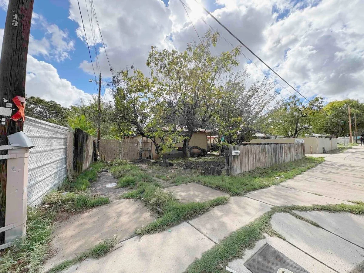 80e8da63-4289-de59-a637-4b9b19a7ea71 — 244 Atrisco Dr SW, A, Albuquerque, NM 87105