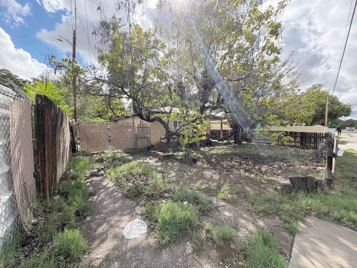 dc48e136-0bc6-f2a0-78fe-32368eccbf10 — 244 Atrisco Dr SW, A, Albuquerque, NM 87105