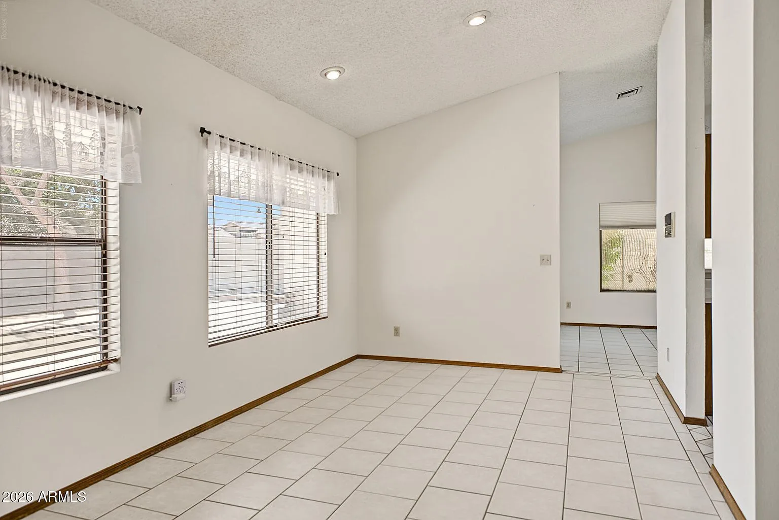 3711_E_Summerhaven_Dr_11 — 3711 E Summerhaven Dr, Phoenix, AZ 85044